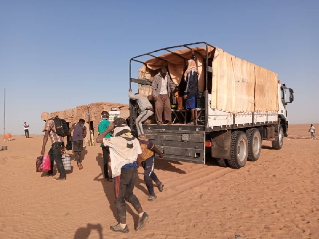 Migrants across Niger border